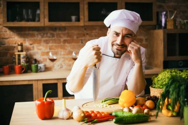 Şef onun masasında bir erkekte tulum