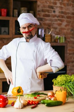 Şef onun masasında bir erkekte tulum