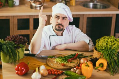 Şef onun masasında bir erkekte tulum