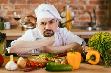 Şef onun masasında bir erkekte tulum