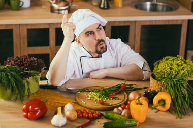 Şef onun masasında bir erkekte tulum