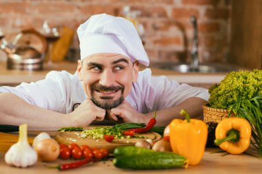 Şef onun masasında bir erkekte tulum