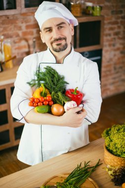 Şef onun masasında bir erkekte tulum