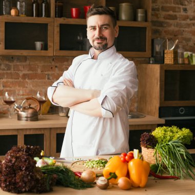 mutfakta yemek pişirmek için tablo taze sebze üzerinde genç şef