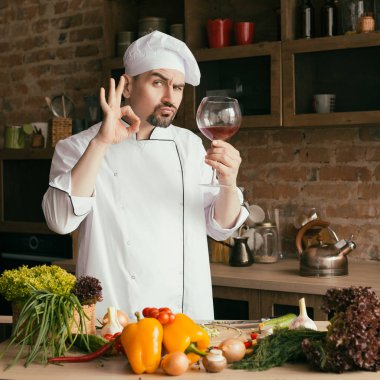 mutfakta yemek pişirmek için tablo taze sebze üzerinde genç şef