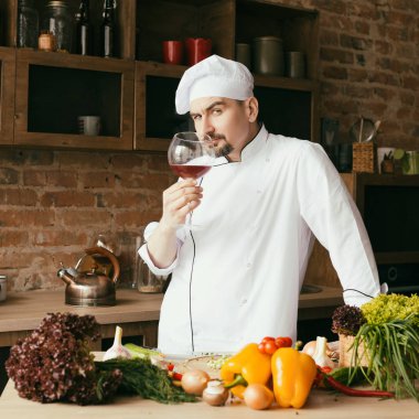 mutfakta yemek pişirmek için tablo taze sebze üzerinde genç şef