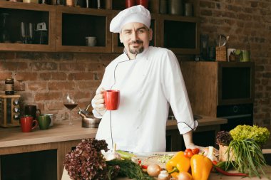 mutfakta yemek pişirmek için tablo taze sebze üzerinde genç şef