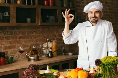 mutfakta yemek pişirmek için tablo taze sebze üzerinde genç şef