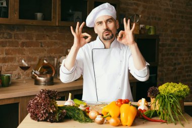 mutfakta yemek pişirmek için tablo taze sebze üzerinde genç şef