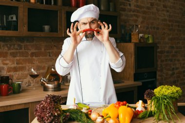 mutfakta yemek pişirmek için tablo taze sebze üzerinde genç şef