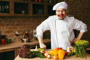 mutfakta yemek pişirmek için tablo taze sebze üzerinde genç şef