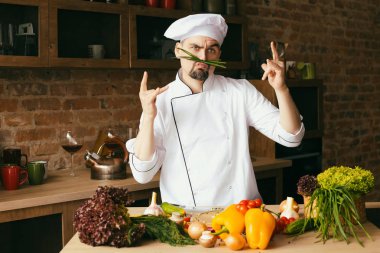 mutfakta yemek pişirmek için tablo taze sebze üzerinde genç şef