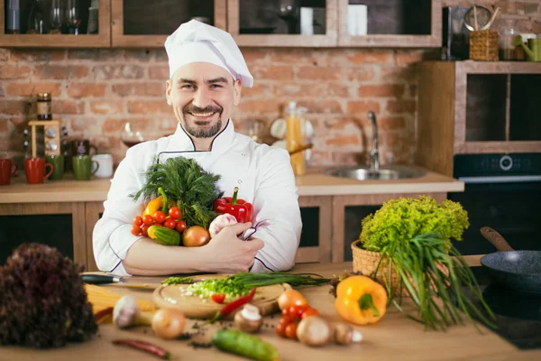 Ung Kock Köket Tabell Färska Grönsaker För Matlagning — Stockfoto