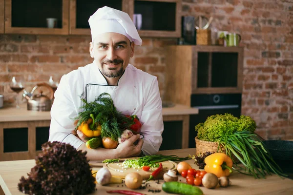mutfakta yemek pişirmek için tablo taze sebze üzerinde genç şef