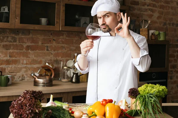 Jovem Chef Cozinha Sobre Mesa Legumes Frescos Para Cozinhar — Fotografia de Stock