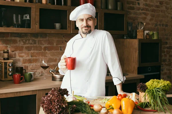 mutfakta yemek pişirmek için tablo taze sebze üzerinde genç şef