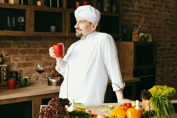 Jovem Chef Cozinha Sobre Mesa Legumes Frescos Para Cozinhar — Fotografia de Stock