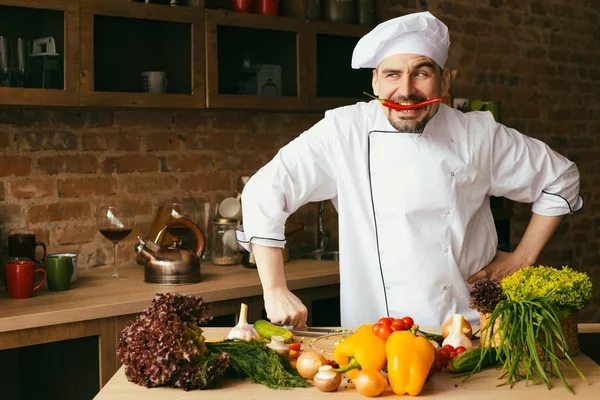 mutfakta yemek pişirmek için tablo taze sebze üzerinde genç şef
