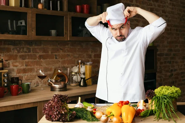 Mutfakta Yemek Pişirmek Için Tablo Taze Sebze Üzerinde Genç Şef — Stok fotoğraf