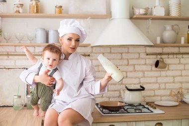 Anne ve çocuk mutfakta sıcak ve sevgi dolu ilişkisi