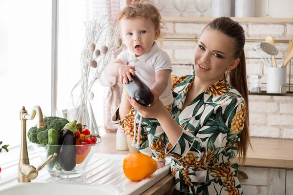 Anne ve çocuk mutfakta sıcak ve sevgi dolu ilişkisi