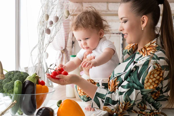 Anne ve çocuk mutfakta sıcak ve sevgi dolu ilişkisi