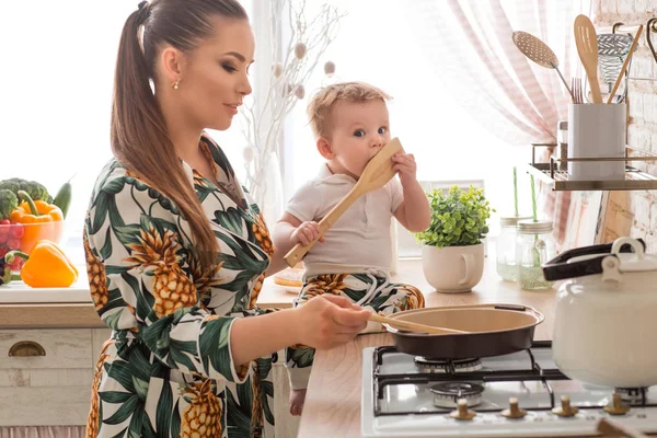 Anne ve çocuk mutfakta sıcak ve sevgi dolu ilişkisi