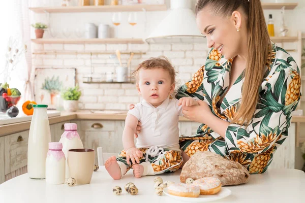 Anne ve çocuk mutfakta sıcak ve sevgi dolu ilişkisi