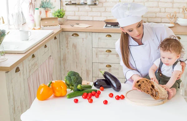 Anne ve çocuk mutfakta sıcak ve sevgi dolu ilişkisi