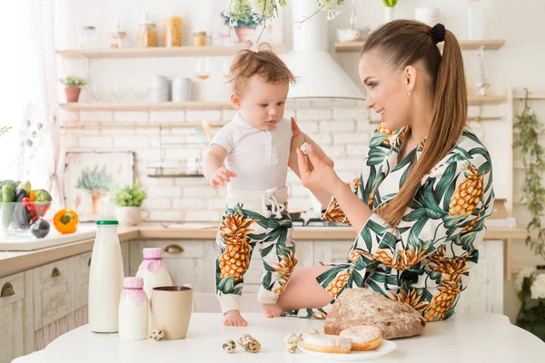 Anne ve çocuk mutfakta sıcak ve sevgi dolu ilişkisi