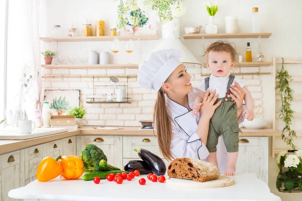 Anne ve çocuk mutfakta sıcak ve sevgi dolu ilişkisi