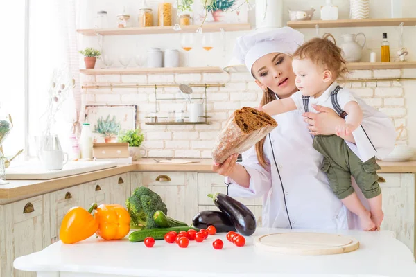 Anne ve çocuk mutfakta sıcak ve sevgi dolu ilişkisi