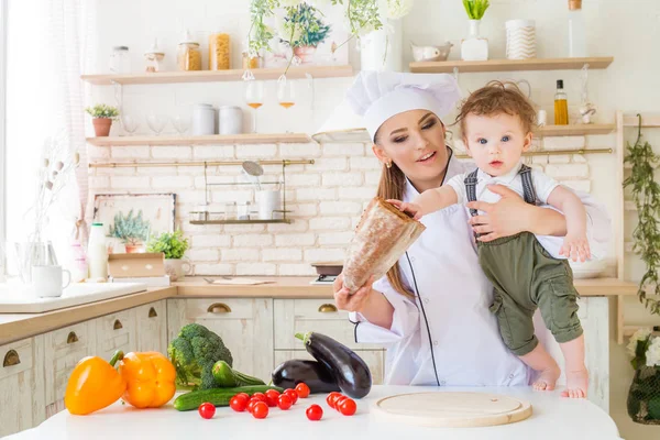 Anne ve çocuk mutfakta sıcak ve sevgi dolu ilişkisi