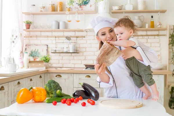 Anne ve çocuk mutfakta sıcak ve sevgi dolu ilişkisi