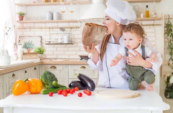 Anne ve çocuk mutfakta sıcak ve sevgi dolu ilişkisi