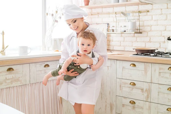 Anne ve çocuk mutfakta sıcak ve sevgi dolu ilişkisi