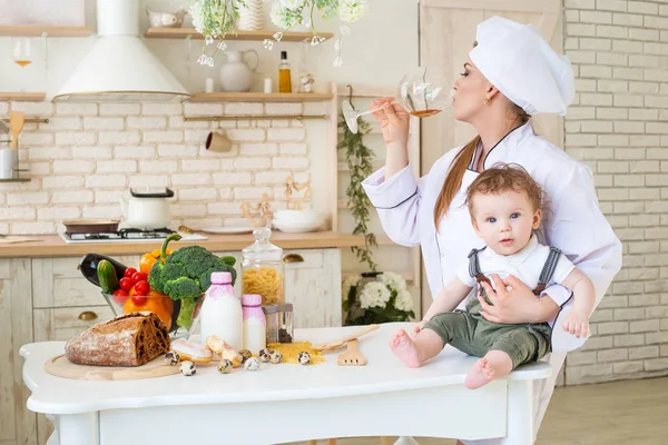 Anne ve çocuk mutfakta sıcak ve sevgi dolu ilişkisi