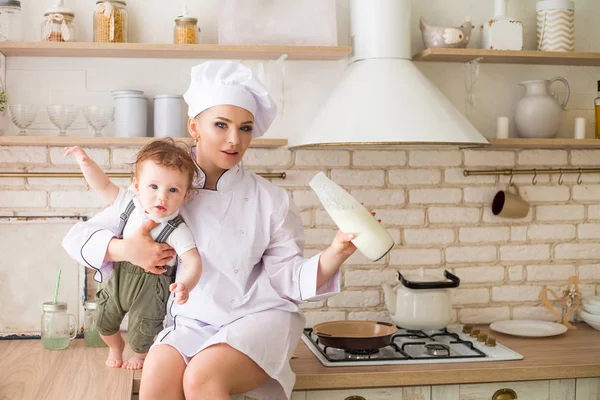 Anne ve çocuk mutfakta sıcak ve sevgi dolu ilişkisi