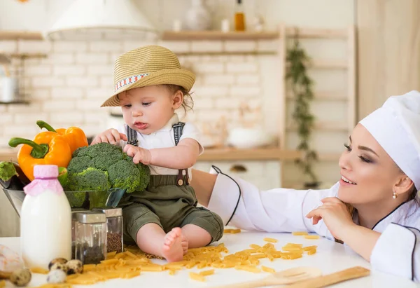 Anne ve çocuk mutfakta sıcak ve sevgi dolu ilişkisi