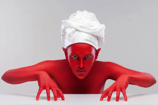 Jeune Fille Peinte Rouge Petit Diable Dans Cuisine — Photo