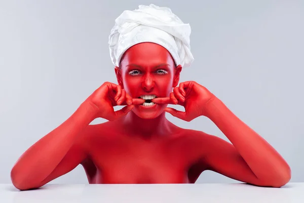 Jeune Fille Peinte Rouge Petit Diable Dans Cuisine — Photo