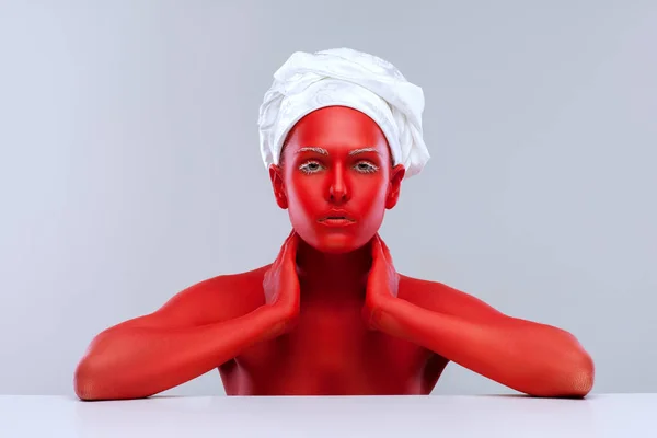 Jong Meisje Geschilderd Rood Kleine Duivel Keuken — Stockfoto