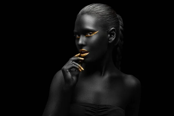 Fundo Preto Mulher Negra Com Maquiagem Ouro Chique — Fotografia de Stock