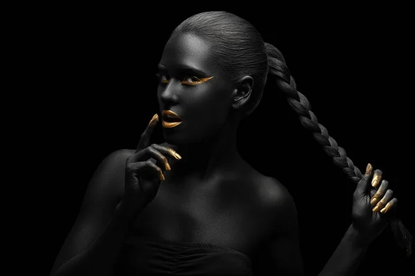 Чорний Фон Чорна Жінка Шикарним Золотим Макіяжем — стокове фото