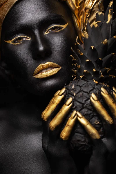 onun elleri, siyah ve Zlotisi muhteşem görüntü siyah ananas ile siyah kadın