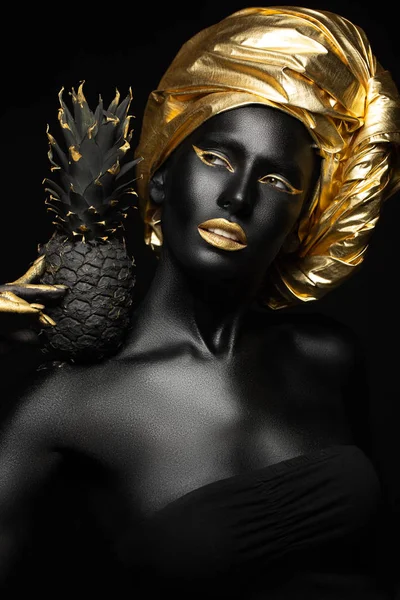 Mulher Negra Com Abacaxi Preto Suas Mãos Linda Imagem Preto — Fotografia de Stock