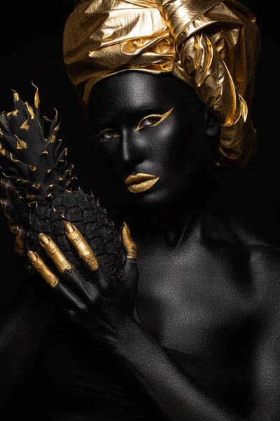 Чорна Жінка Чорним Ананасом Руках Чудове Зображення Чорного Злотих — стокове фото