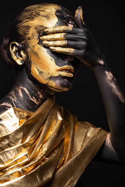 Porträtt Vacker Och Ung Kvinna Med Guldfärg Hennes Kropp — Stockfoto