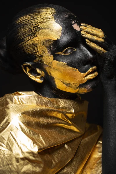Porträt Einer Schönen Jungen Frau Mit Goldfarbe Auf Ihrem Körper — Stockfoto