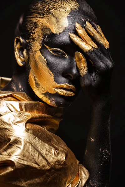 Retrato Uma Mulher Bonita Jovem Com Tinta Dourada Seu Corpo — Fotografia de Stock